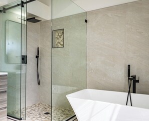 Secador de cabelo, toalhas de banho, papel higiênico 