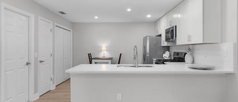 Kylskåp, mikrovågsugn, ugn och spishäll