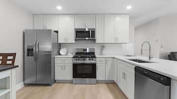 Micro-ondes, four, plaque de cuisson, lave-vaisselle