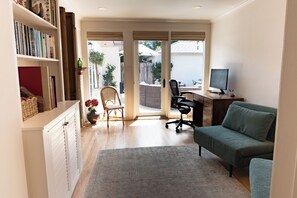 Smart TV, chimenea, libros, monitor de computadora