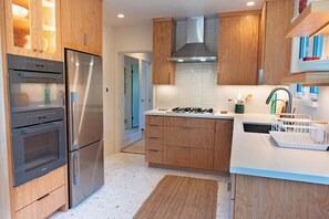 Refrigerador, microondas, horno, placa de cocina