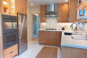 Refrigerador, microondas, horno, placa de cocina