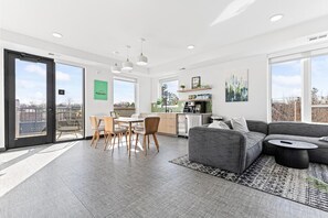 Smart TV, stereo - Stylish 1 Bed 1 Bath Condo w Patio, Wifi & Gym (Minneapolis)