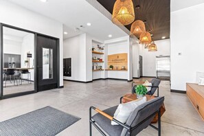 Interior - Stylish 1 Bed 1 Bath Condo w Patio, Wifi & Gym (Minneapolis)