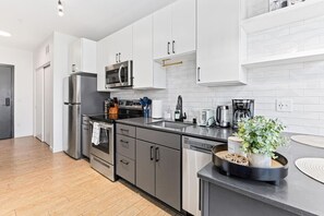 Jääkaappi, mikroaaltouuni, uuni, liesi