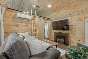 Smart TV, caminetto, videogiochi, lettore DVD