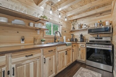 Little Cabin at Leesville Lake with a GIANT deck