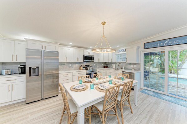 Jääkaappi, mikroaaltouuni, uuni, liesi