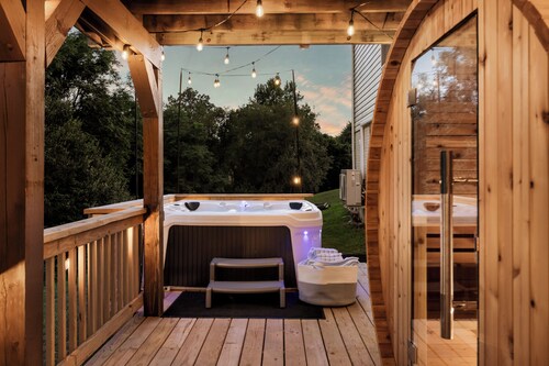 Epic Family Stay - 40' Putting Green, Theater, Hot Tub, Sauna