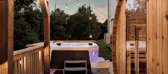 Epic Family Stay - 40' Putting Green, Theater, Hot Tub, Sauna