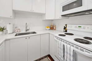 Réfrigérateur, four à micro-ondes, un four, surface de cuisson