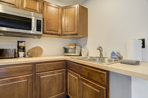 Køleskab, mikrobølgeovn, kaffe-/temaskine, brødrister