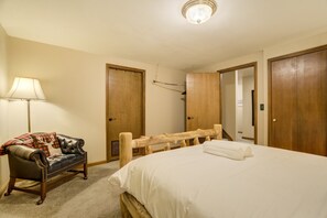 2 bedrooms, free WiFi, bed sheets - Lower Level | Mountain-View Retreat (Colorado Springs)