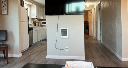 Charming and relaxing 2-bedroom house in quaint Springfield with AC.