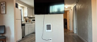 Charming and relaxing 2-bedroom house in quaint Springfield with AC.