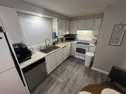 Charming and relaxing 2-bedroom house in quaint Springfield with AC. Sleeps 6.