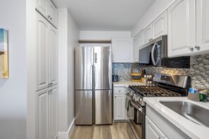 Réfrigérateur, four à micro-ondes, un four, surface de cuisson