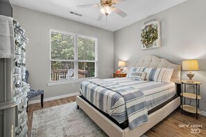 3 bedrooms, desk, iron/ironing board, travel cot - 3 bedroom townhome in lovely Bella Vista with Pickle Ball, park and Trail access (Bella Vista)