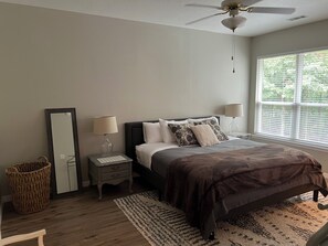 3 soverom, skrivebord, strykejern/-brett og reiseseng for barn