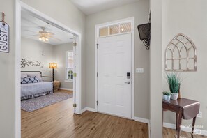 3 habitaciones, escritorio y tabla de planchar con plancha 