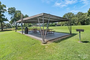 Outdoor dining - 3 bedroom townhome in lovely Bella Vista with Pickle Ball, park and Trail access (Bella Vista)