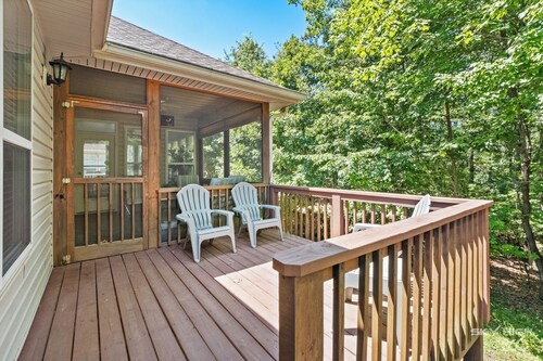 3 bedroom townhome in lovely Bella Vista with Pickle Ball, park and Trail access