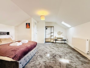 4 bedrooms, iron/ironing board, travel cot, WiFi - Spacious 4‑Bed Home Near Metrolink Whitefield (Whitefield)