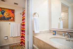 Séchoir à cheveux, serviettes fournies