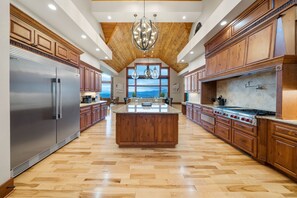 ثلاجة، ميكروويف، فرن، موقد طهي مسطح