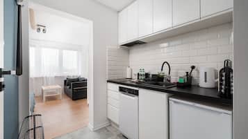 Fridge, stovetop, coffee/tea maker, toaster