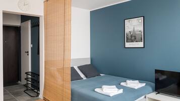 Iron/ironing board, WiFi, bed sheets