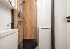 Suihku, hiustenkuivaaja, pyyhkeet