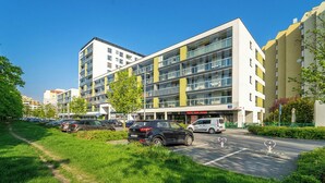 Ein mehrgeschossiges Gebäude mit modernem Design, große Fenster und ein Flachdach.