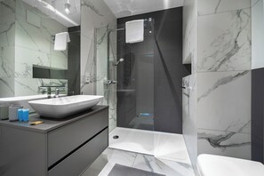 Douche, sèche-cheveux, serviettes fournies