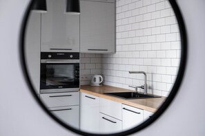 Fridge, oven, stovetop, dishwasher