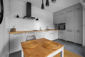 Fridge, oven, stovetop, dishwasher