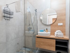 Dusche, Haartrockner, Handtücher