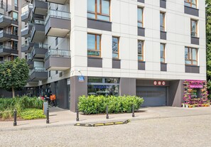 Exterior - Solidarności Skyline Apartment (Warszawa)