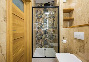 Shower, hair dryer, towels - Solidarności Skyline Apartment (Warszawa)
