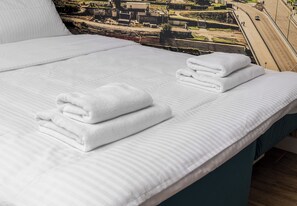 Tabla de planchar con plancha, wifi y ropa de cama