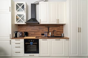 Fridge, oven, stovetop, dishwasher