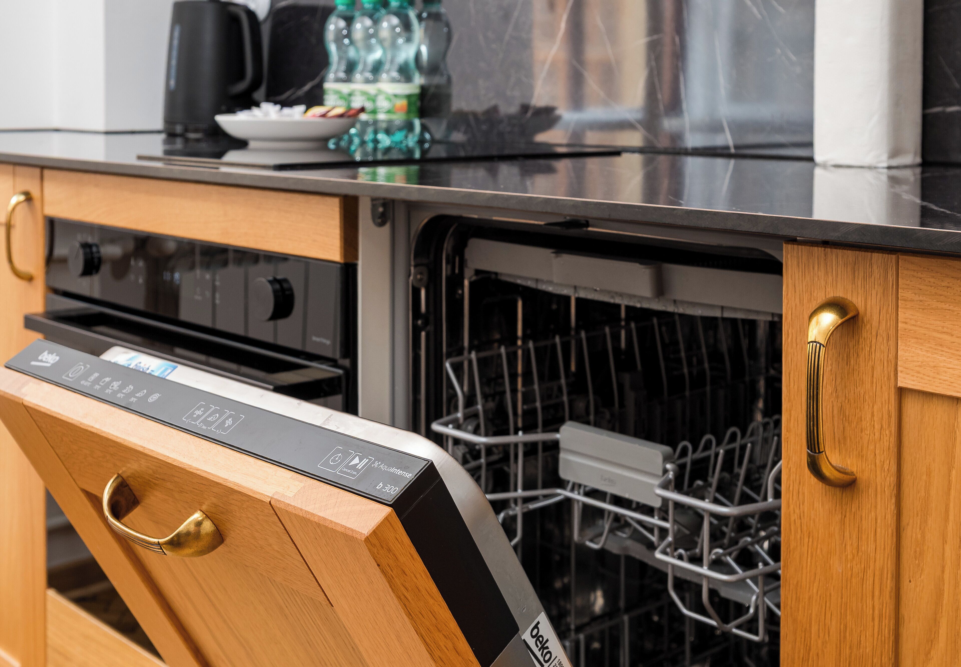 冷蔵庫、オーブン、コンロ、食器洗い機