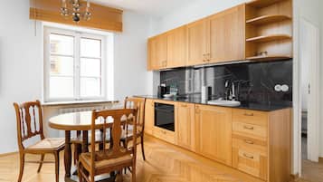 Fridge, oven, stovetop, dishwasher