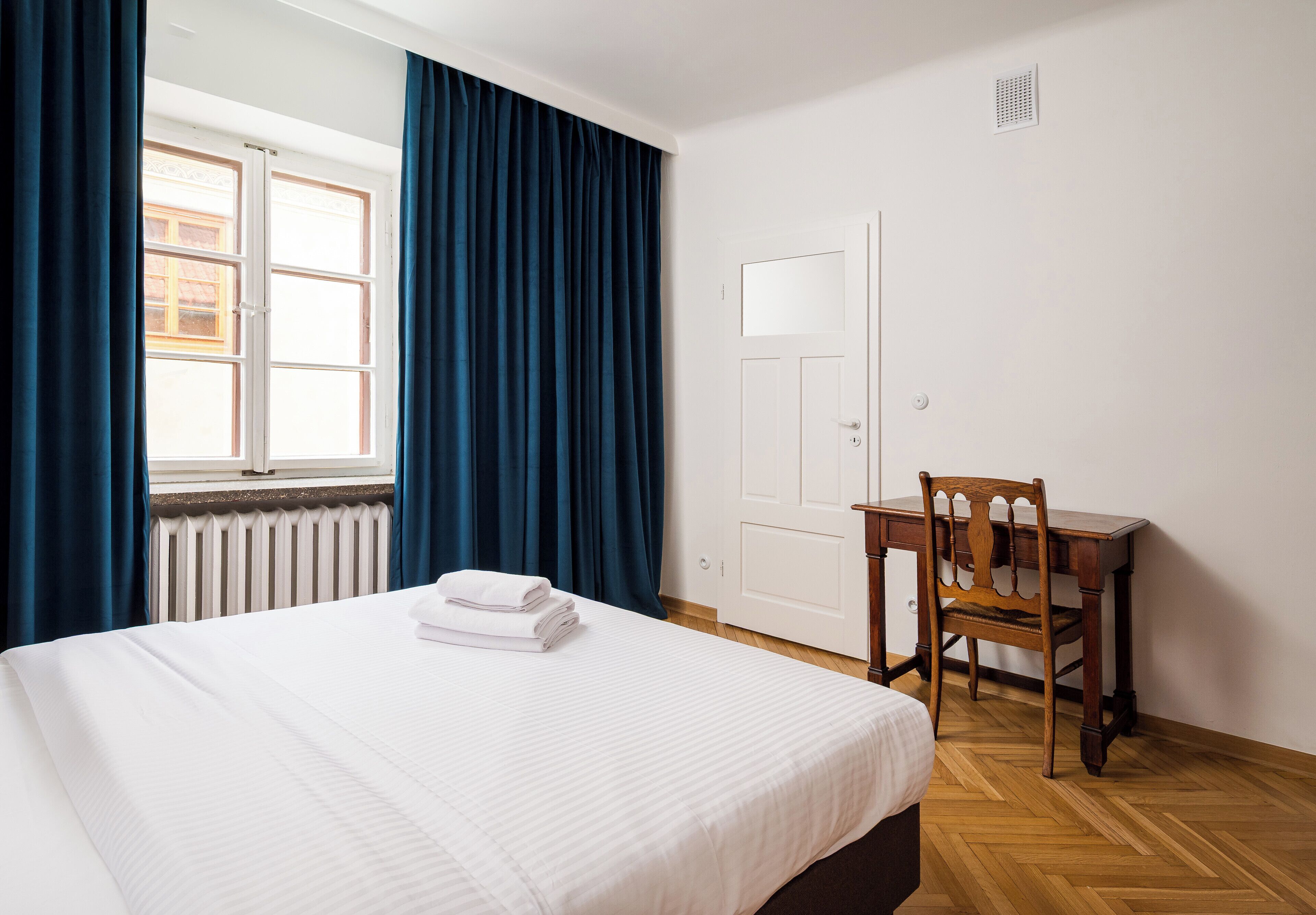 2 habitaciones, tabla de planchar con plancha, wifi y ropa de cama 