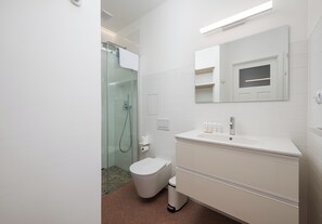 Shower, free toiletries, hair dryer, towels - Jezuicka Charming Apartment (Warszawa)