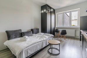 Iron/ironing board, bed sheets - Słowackiego Modern Studio (Katowice)