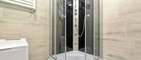 Shower, hair dryer, towels