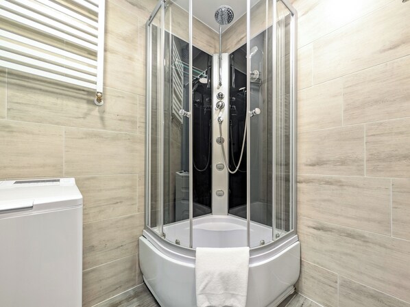 Dusche, Haartrockner, Handtücher