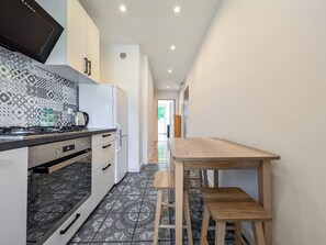 Fridge, oven, stovetop, dishwasher