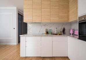 Fridge, oven, stovetop, dishwasher